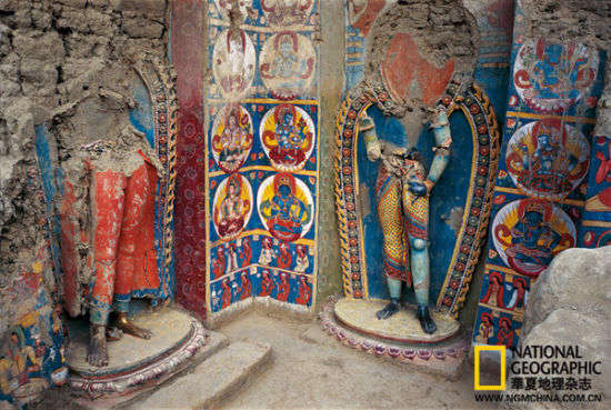 托林寺迦萨殿西北角的佛塔。佛塔外部与塔中殿堂建筑及塑像、壁画毁损过半,殿内东、北、南三面各有一龛,东龛为泥塑立佛,南北龛为站立的泥塑菩萨——残存的克什米尔风格壁画色彩至今浓艳如初,壁画内容有度母、金刚、护法神、僧人礼佛、供养人等。