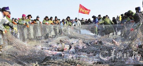 镜泊湖冬季捕鱼节上的民俗表演　　宋桂霞摄