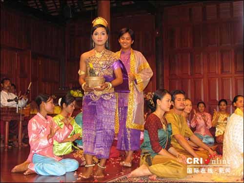 柬埔寨少女出嫁要学抽烟 不会吸烟不漂亮