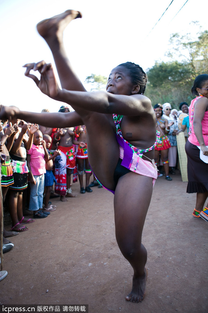祖鲁族<em>男人</em>会战舞<em>处女</em>可露胸