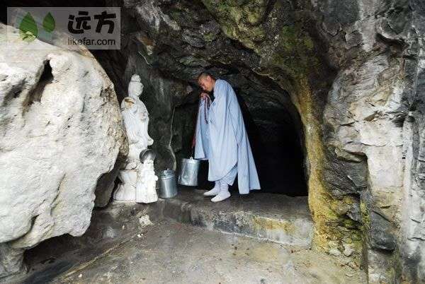 寺中修行的大师在圣水洞取水  作者：另一只眼 