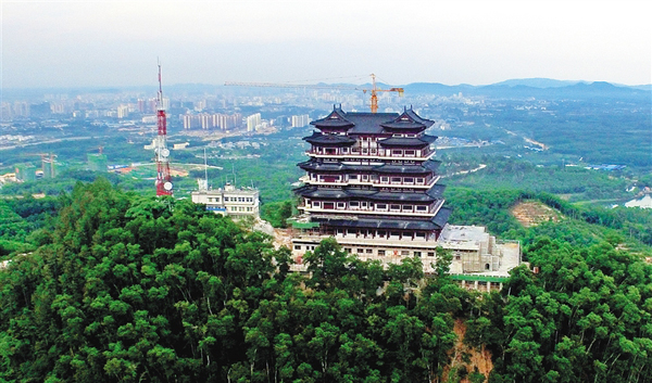 6月18日,儋州市中兴大道西沿线上的儋阳楼,雄伟壮观的姿态逐渐展示