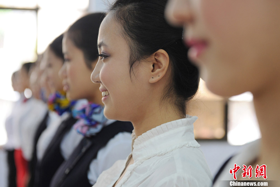 高清:女大<em>学</em>生缘何热衷当<em>空姐</em>?_教育频道_凤凰