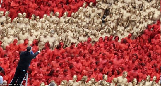 德国千人裸体喷红漆进行艺术表演(组图)