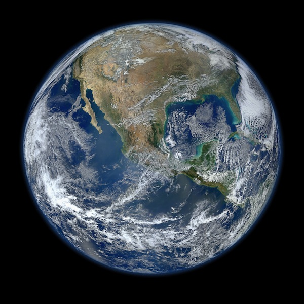 这张地球的复合图片拍摄于2012年4月.