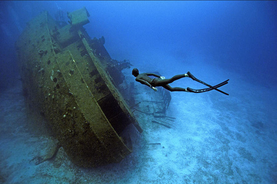 自由潜水中偶尔会有惊喜的事情发生，比如这次他们发现了一艘古老的船只。也许是某次事故之后，它沉没在此，在大海的怀抱里沉沉地睡去。 

