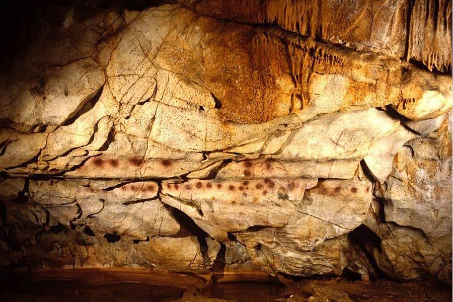 尼安德特人也是西班牙西北部四万年前洞穴岩画的作者，这些岩画中很少有动物，主要是一些红色圆点、圆盘形、线条以及人类的手印，野牛、野马等图案是较晚才出现在岩画主题中。