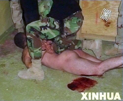 <em>美军虐囚</em>旧照:<em>女兵</em>性虐待裸体男囚