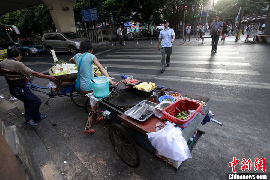 城管礼貌用语执法吓跑小贩 您好变成您别跑