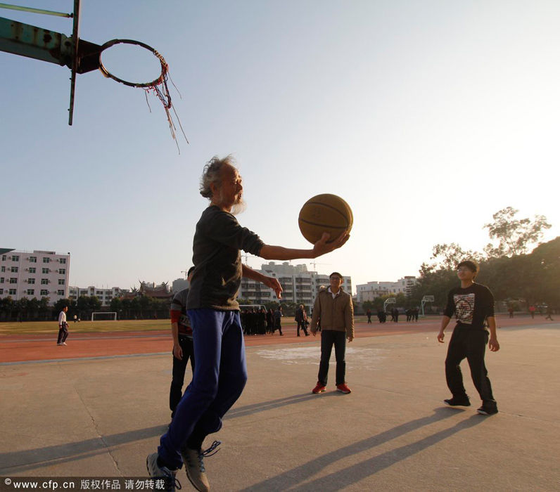 67岁老人打篮球19年不停 飘逸白发被赞老顽童