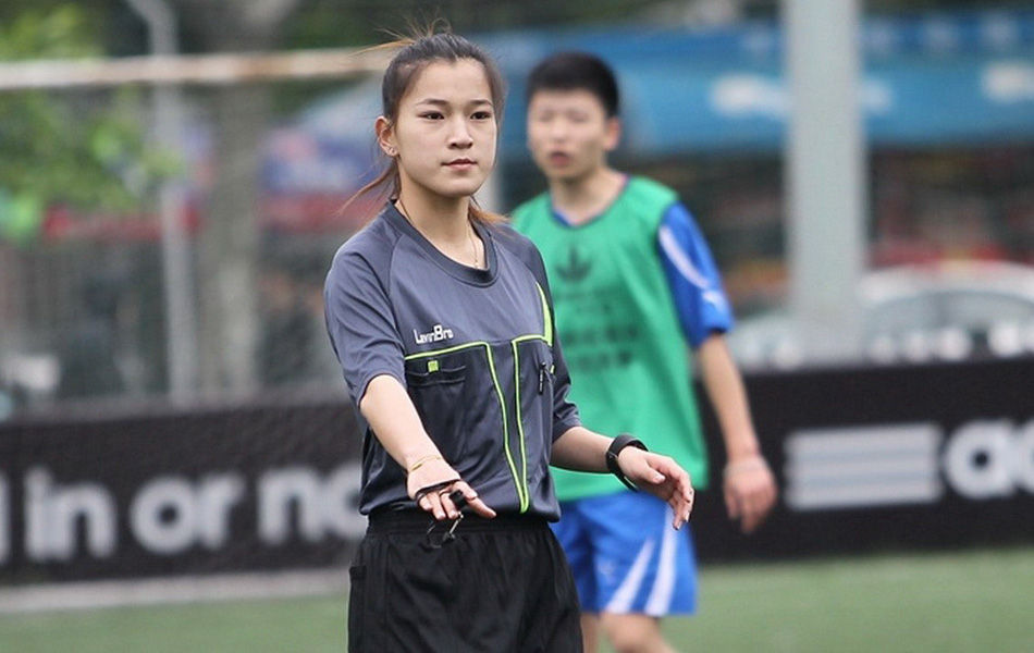 大学生女裁判抢镜媒体赛 皮肤白皙执法投入