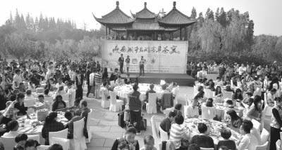 瘦西湖 千人 共赴中秋 早 茶宴 作家林清玄现场盛