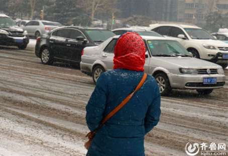 市民在雪中等车。齐鲁网记者刘畅摄