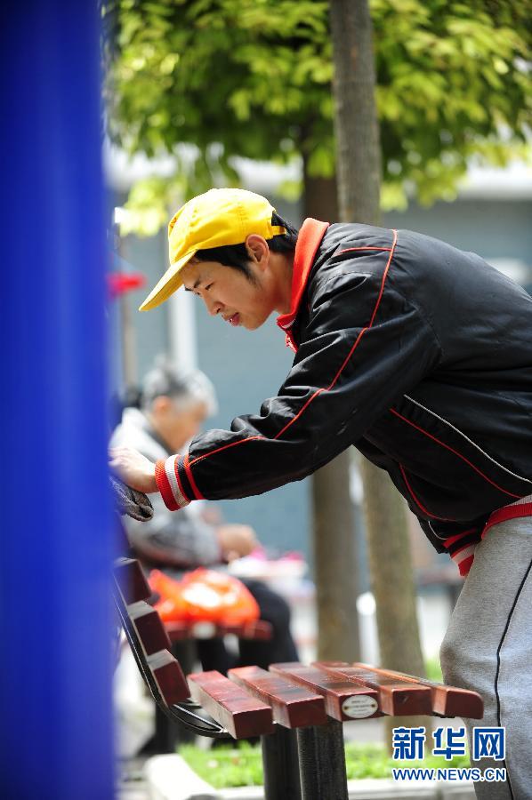 80后脑瘫环卫工:我想扫地挣钱孝顺父母_公益频