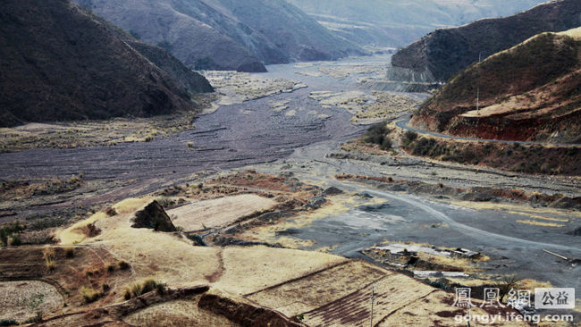 楚雄州元谋县干枯的河流，已大面积露出河床。（凤凰公益首席摄影师：付春来）