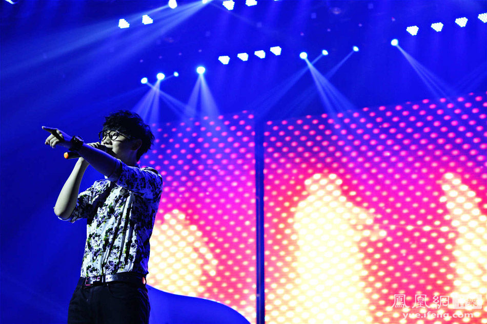 音乐会现场灯光效果 rdn_53d704d59223a.jpg