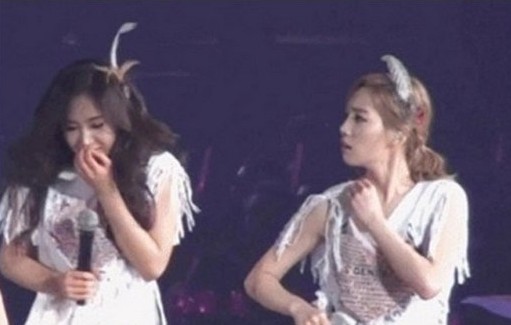 <em>少女时代</em>泰妍遭Yuri扯<em>衣</em>调戏+衣角滑落引热议