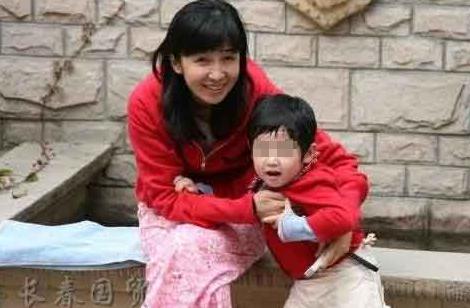 央视女主持人和晶富豪老公与7岁女儿曝光(图)