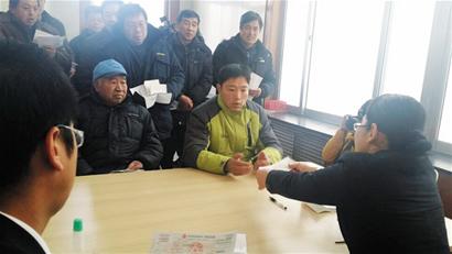 打官司告老板35天讨回工钱 法官扣机器立马见