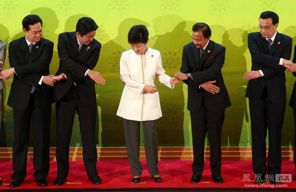 组图:朴槿惠与安倍晋三握手难