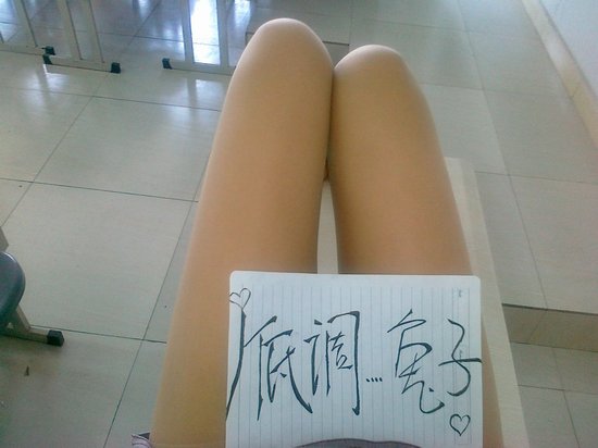 夏日清爽诱惑 游戏MM秀性感酥胸黑丝美腿