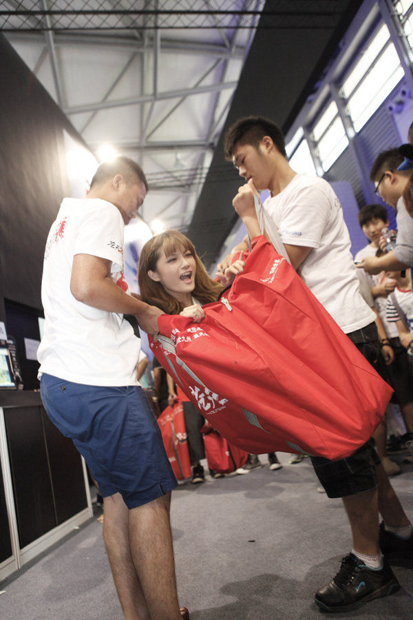 光天化<em>日</em>抢<em>妹子</em> 两壮汉将SG装大包里偷走_游