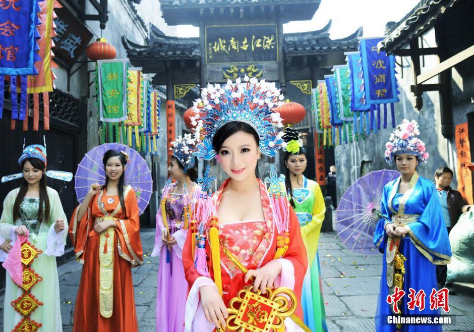 爆乳妹子自拍 古城邀<em>嫩模</em>扮演财神拜年_游戏