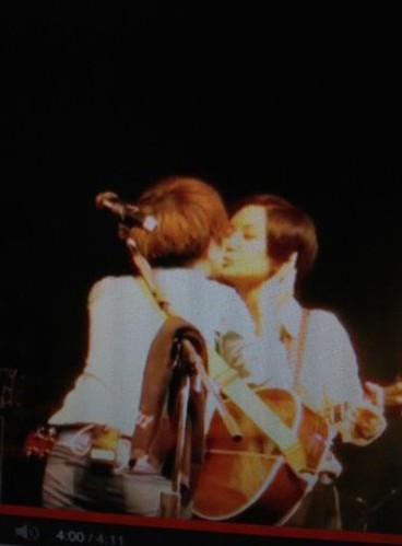 何韵诗个唱大玩女女激吻 绯闻女友现身助阵(图