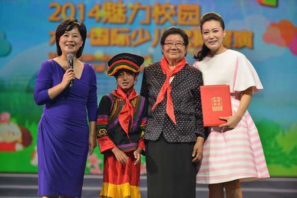 谭晶<em>姜昆</em>鞠萍 <em>儿童</em>节共同关注留守<em>儿童</em>(图)|留