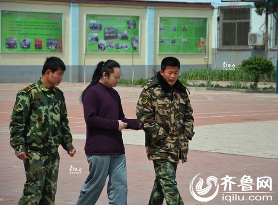 <em>济南</em>小伙自闭7年<em>头发长</em>过半米 曾说服母亲试图