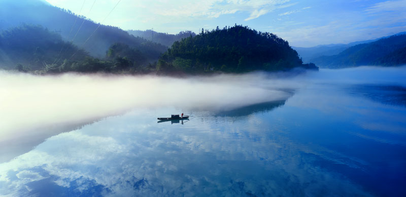 东江湖，是粤港澳一张闪亮的旅游名片。她有160平方公里水面，湖区岛屿星罗棋布、姿态各异，融山的俊秀、水的神韵于一体，有“湘南洞庭、东方瑞士”之美誉。