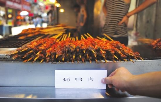 7月21日,长沙黄兴南路步行街阿拉伯烤肉店,因为执法人员再次检查，工作人员放置了“烤鸭肉”的纸条。图/记者 杨旭
