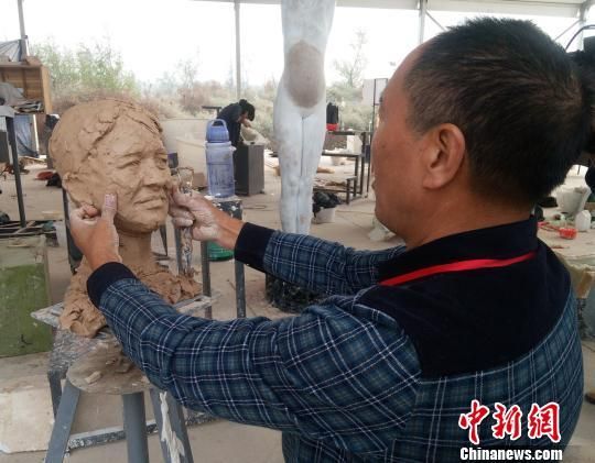 中国雕塑家孙绍群雕塑家现场为全国道德模范廖月娥创作雕像。 徐志雄摄