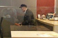 经理为捡吃剩油条老人买饭