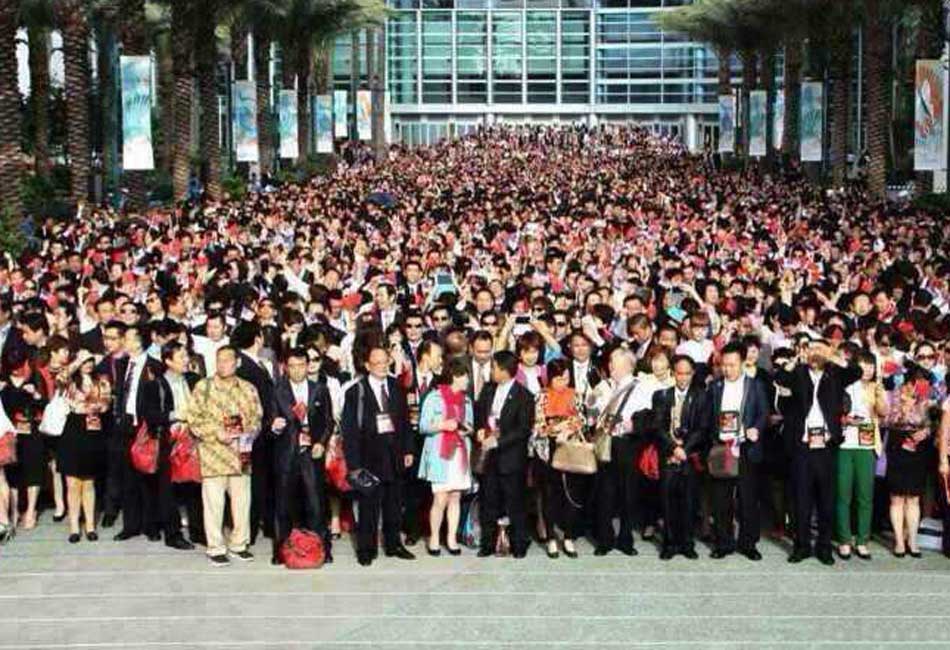 5月27日,我国7000人旅行团在洛杉矶大合影,并深情唱响中华人民共和国国歌和升起五星红旗。最新统计数据,行程尚未结束,该团个人平均刷卡消费已经达到一万美元,比平时平均每个中国游客在加州消费2500多美元多出四倍。