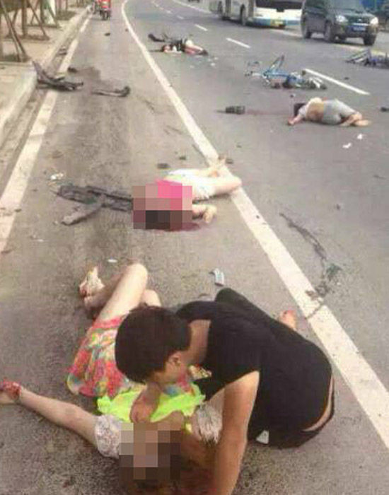 四川南江县城南路桥河桥一小车失控撞倒多人致一人死亡 图
