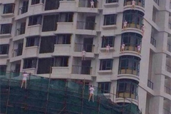 温州一在建楼盘挂充气娃娃维权