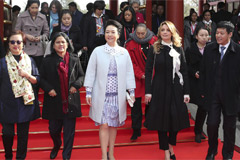 彭丽媛同APEC领导人夫人游颐和园