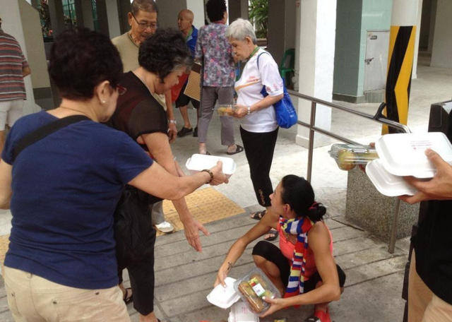 张柏芝新加坡做慈善 当义工为老人送食物