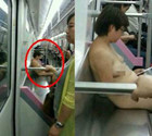 地铁现裸女玩iPad