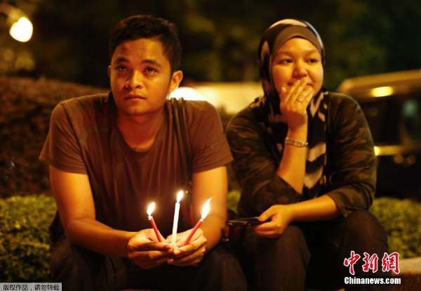 MH370失联满月 马来西亚民众烛光守夜