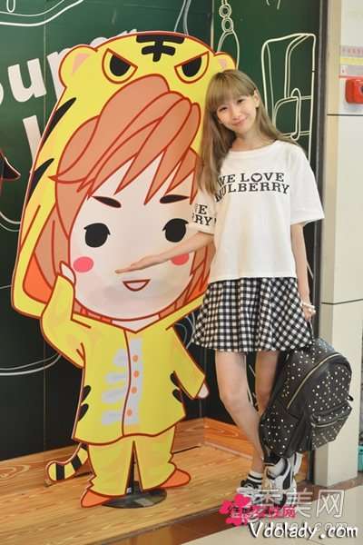 短裙配运动鞋 青春活力无极限