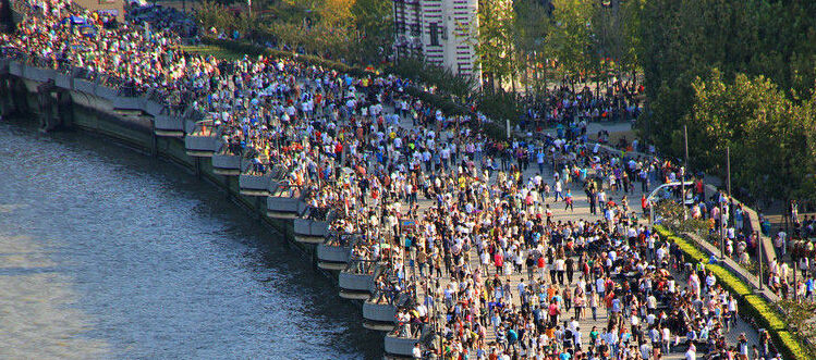 黄金周上海迎客逾700万人次 外滩人头攒动水泄