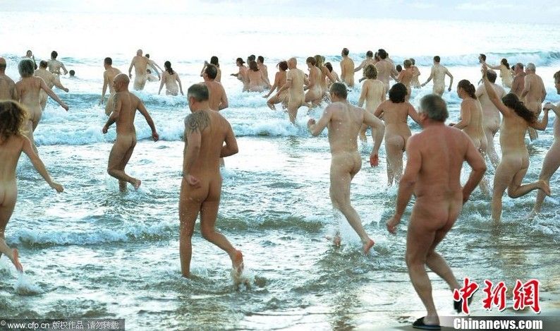 英国海滩200人集体裸泳 欲破世界纪录 
