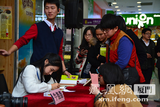 微博新书漫画家牛轰轰携人气《向前吧,牛轰轰女阴漫画图片