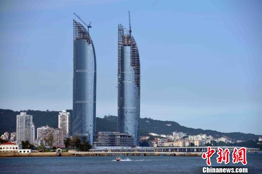 在建中的厦门新地标——"双子塔"世贸海峡大厦,该建筑高达300米左右