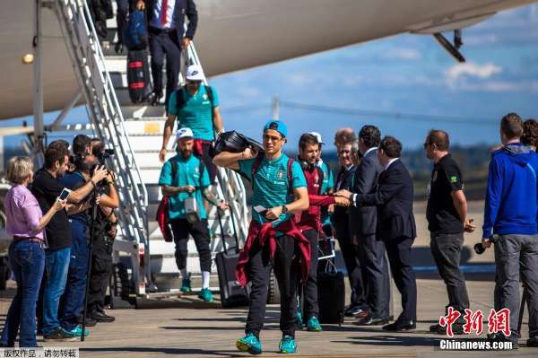 葡萄牙足球队抵达巴西 C罗潮味儿墨镜帅气逼人