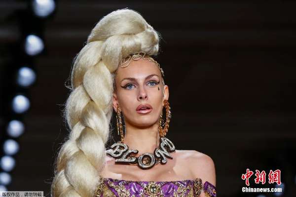 纽约时装周再现奇葩造型 模特头顶金色麻花辫