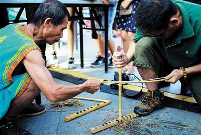 体验"钻木取火.本报记者宋国强摄