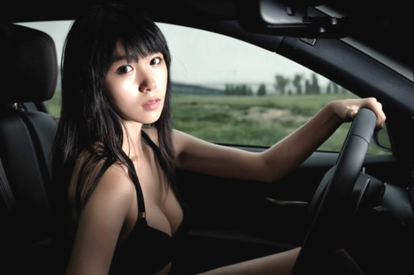 淡雅美女身姿撩人小妖车内无限v美女_格蓝迪论杂志欧美美女图片